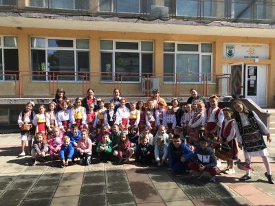 Гиздави лазарки огласиха двора на детска градина  "Слънце" 10