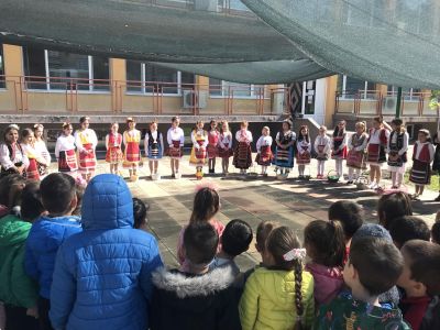 Гиздави лазарки огласиха двора на детска градина  "Слънце" 2