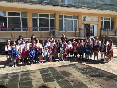 Гиздави лазарки огласиха двора на детска градина  "Слънце" 7