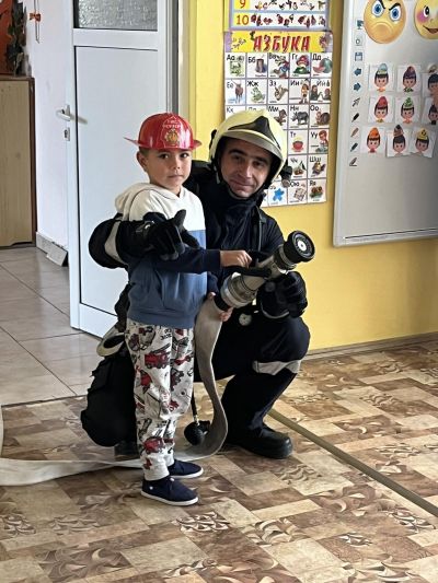 Пожарникари проведоха вълнуващо обучение за безопасност в ДГ "Слънце" - филиал гр. Левски 7